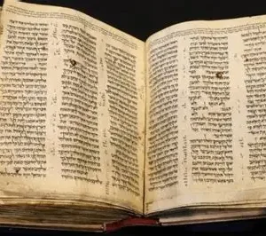 کتاب تورات قدیمی